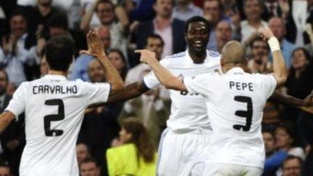 Adebayor celebra un gol ante el Tottenham en el Bernabeu