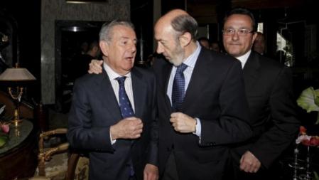 Rubalcaba, saluda al presidente editor de la Vanguardia, Javier Godó, Conde de Godó, a su llegada este mediodía a la comida-coloquio que organiza Barcelona Tribuna