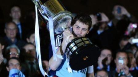 Iker Casillas levanta la Copa del Rey en el estadio de Mestalla