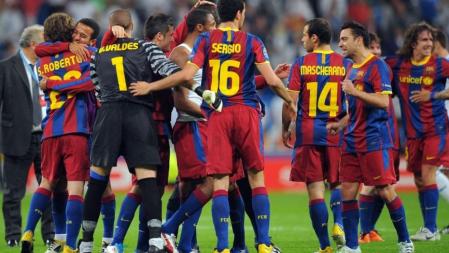 El Barça celebra la victoria por 0-2 en el Bernabeu