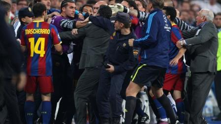 La imagen muestra la tangana que se formó tras la finalización del primer tiempo y que finalizó con la expulsión del portero suplente del Barça, José Manuel Pinto