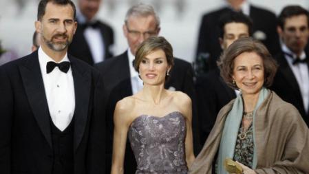 Los príncipes de Asturias y la reina Sofía saludan a su llegada a la cena de gala ofrecida por la reina Isabel II