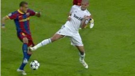 Pepe realiza una brutal entrada sobre Alves, que le costaría la tarjeta roja directa