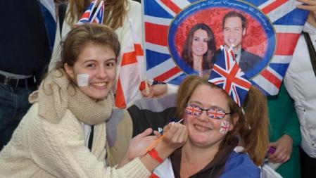 Una estudiante de Oxford se deja pintar su cara en la Plaza del Parlamento, antes de la Boda Real