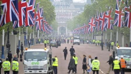 Agentes de policía patrullan la avenida Mall, en Londres (ReinoUnido) antes del enlace real
