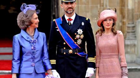 La reina Sofía, el príncipe Felipe y la princesa Letizia cuando llegaban a la abadía de Westminster
