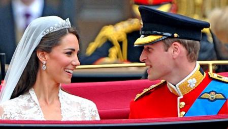 El príncipe Guillermo y Kate Middleton, duques de Cambridge, se preparan para comenzar su recorrido hacia el Palacio de Buckingham