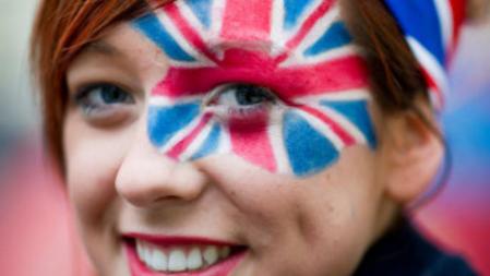 Los entusiastas esperan el paso de la comitiva real en Londres.