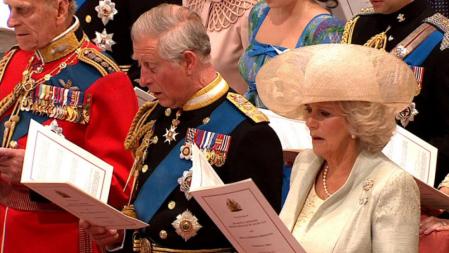 El príncipe Carlos y Camila durante el acto litúrgico