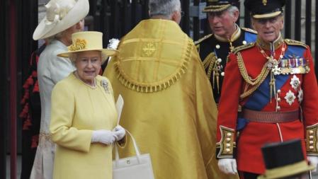 La reina Isabel II de Inglaterra, el príncipe Felipe, duque de Edimburgo; Camilla, duquesa de Cornualles (izda) y el príncipe Carlos abandonan la abadía de Westminster tras la boda