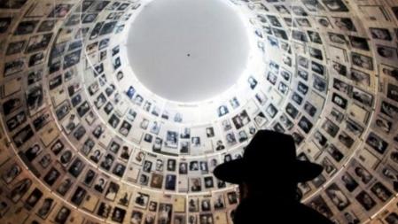 Un ultra ortodoxo judío visita el Museo del Holocausto de Jerusalem