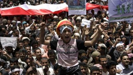 Un manifestante contra el gobierno yemení grita consignas mientras es llevado por otros exigiendo la renuncia del presidente de Yemen