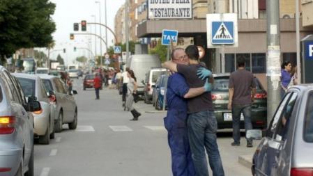 Dos ciudadanos se abrazan en Lorca, localidad afectada por el terremoto de 5,2 grados que ha sacudido la región de Murcia y que ha provocado diez fallecidos, según ha informado la Comunidad Autónoma de Murcia, en esa ciudad, tercera en población en la Región y capital del Valle del Guadalentín.
