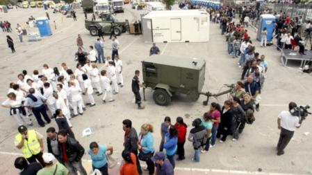 Numerosas personas hacen cola para recoger su comida en Lorca