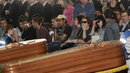 Familiares frente a los féretros de las víctimas de Lorca.