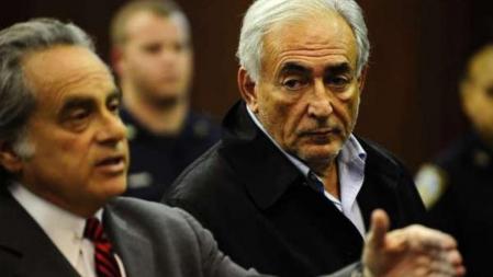 Dominique Strauss-Kahn con su abogado Benjamin Brafman en la vista sobre su presunta agresión sexual a una camarera en Nueva York