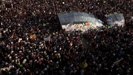 Miles de personas concentradas en la Puerta del Sol de Madrid esperan el punto de la medianoche para comenzar el llamado 'grito mudo', una protesta silenciosa contra la prohibición de la Junta Electoral Central