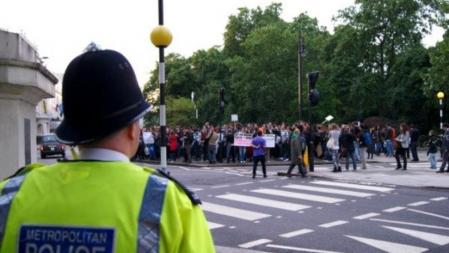 La policía británica observa las protestas frente a la embajada española en Londres