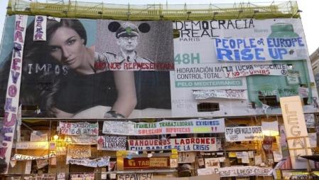 Miles de personas amanecen en la madrileña Puerta del Sol, donde el movimiento 