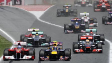 El piloto español de la escudería Ferrari, Fernando Alonso, lucha con el alemán y el australiano de Red Bull, Sebastian Vettel y Marck Webber,en la salida del Gran Premio de España de Fórmula Uno que se disputa en el Circuito de Cataluña de Montmeló