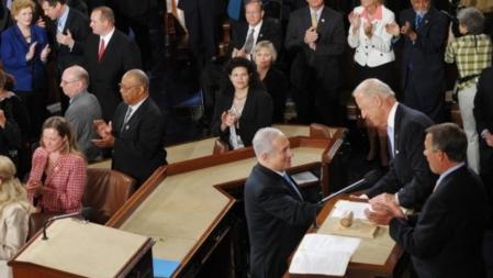 El primer ministro israelí, Benjamin Netanyahu, y el vicepresidente estadounidense, Joe Biden, se dan la mano antes de que el primero dé un discurso en el Congreso.