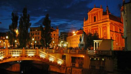Plaza Preseren de Liubliana, con el Triple Puente en primer plano y la iglesia de los Franciscanos al fondo