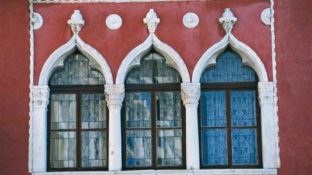 Ventanas de un edificio de Piran, de estilo veneciano