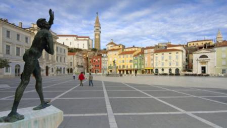 La veneciana Plaza Tartini, en el centro de Piran