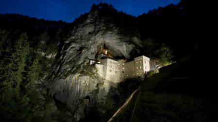 El impresionante castillo de Predjama, construido en la entrada de la boca de una cueva