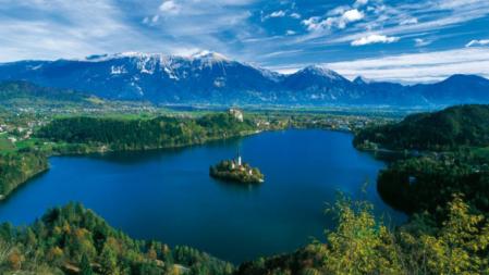 El lago de Bled con la isla, en el centro de sus aguas, y las montañas de los Alpes Julianos, al fondo