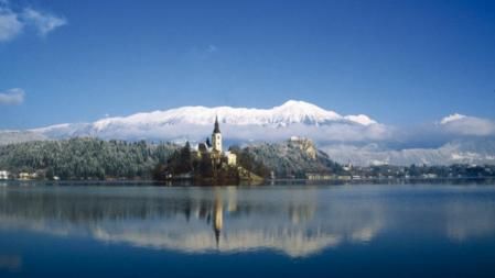 El lago de Bled con los Alpes Julianos al fondo