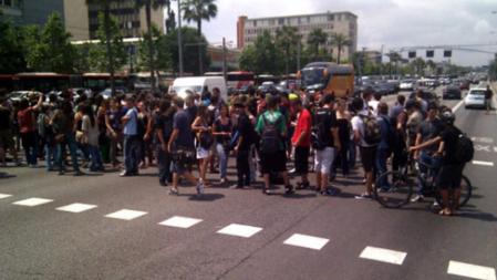 Imagen del corte que algunos estudiantes están efectuando en la Diagonal de Barcelona
