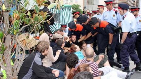 Imagen de la actuación policial en la Plaça Ricard Viñes de Lleida