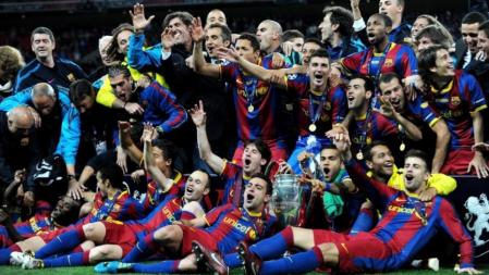 Los jugadores del FC Barcelona celebran con el trofeo tras la final de la Liga de Campeones de la UEFA disputada ante el Manchester United hoy, sábado 28 de mayo de 2011, en el estadio de Wembley en Londres (Reino Unido). El FC Barcelona ganó 3-1 y se coronó como nuevo campeón de Europa