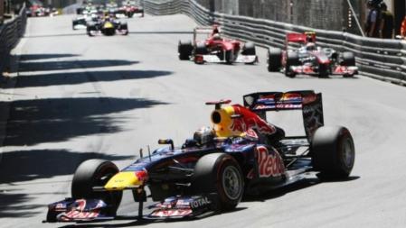 Sebastien Vettel, líder de la carrera, y sus perseguidores Button y Alonso en el Gran Premio de Mónaco