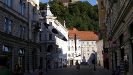 Imagen de Mestni trg, junto al Triple Puente, en en pleno centro de Liubliana y con el castillo al fondo