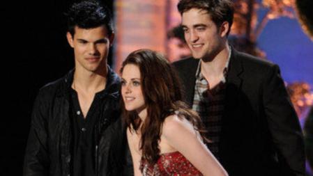 Los tres protagonistas de la saga 'Crepúsculo', Taylor Lautner, Robert Pattinson y Kristen Stewart, intervienen durante la gala de los MTV Movie Awards