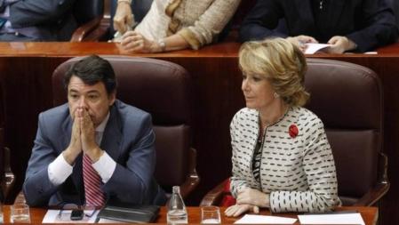 La presidenta de la Comunidad de Madrid, Esperanza Aguirre, junto al vicepresidente, Ignacio González, durante la sesión constitutiva de la IX Legislatura en la Asamblea de Madrid, en la que los 129 diputados eligen al presidente y a los órganos directivos de la Cámara.