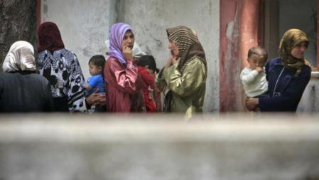 Mujeres y niños en un campamento de refugiados de la ciudad siria de Jisr al-Shughour en la frontera con Turquía