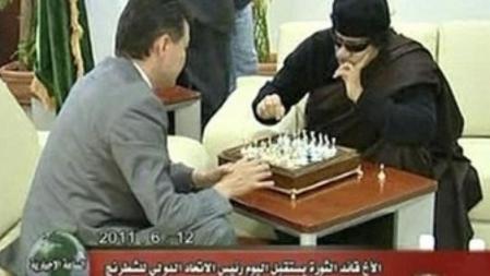 Muanmar Gadafi juega una partida de ajedrez ayer domingo en su complejo presidencial en Trípoli