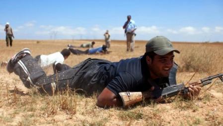 Unos soldados libios rebeldes participan en un entrenamiento para poder combatir contra las fuerzas leales al líder libio, Muamar el Gadafi, en la frontera cerca de Misrata.