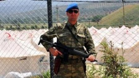 Un soldado turco vigila el campamento donde viven cerca de 7.000 refugiados sirios