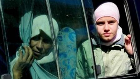 Una niña y su madre entran en los campamentos habilitados por la Media Luna Roja en Turquía procedentes de Siria