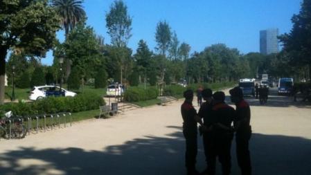 El parque de la Ciutadella se ha llenado de policía esta tarde para evitar la entrada de los llamados 'indignados'