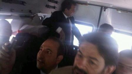 Fotografía facilitada por Democracia Catalana de su diputado Joan Laporta (i) de pie, y su compañeros de Convergencia i Unió (CIU), Oriol Pujol (d) y Ramón Espadaler (c), conducidos en una furgoneta de los mossos d'Esquadra al Parlament de Cataluña,