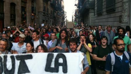 Los concentrados en el parque de la Ciutadella se han desplazado hacia plaza Sant Jaume para seguir con sus protestas