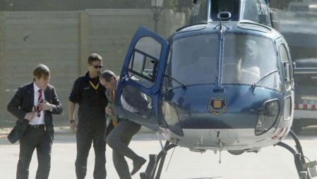 Felip Puig desciende del helicóptero de los Mossos d'Esquadra, a su llegada por la tarde al Parlament