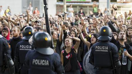 Miles de 'indignados' se han concentrado frente al parque de la Ciutadella en el paseo Pujades