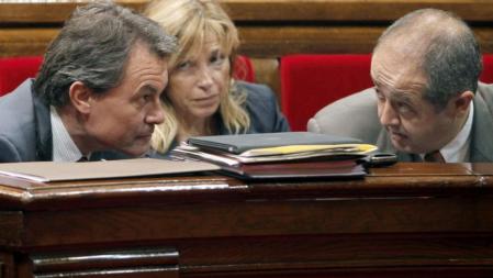 El presidente de la Generalitat, Artur Mas, conversa con el conseller de Interior, Felip Puig y la vicepresidenta Joana Ortega