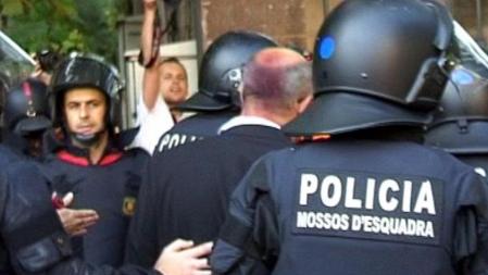 El diputado del Parlament Joan Boada, tras ser rociado con pintura durante la protesta de los 'indignados'